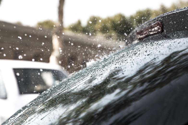 شیشه خودرو را با این ترفند ساده ضد باران و لک کنید! + فیلم