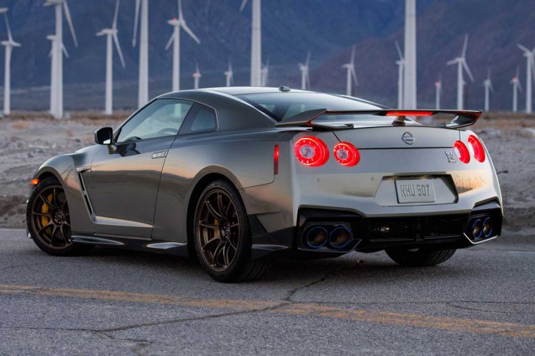 مقایسه کوروت Z06 و نیسان GT-R