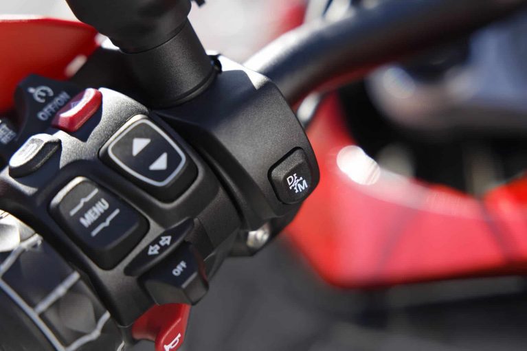 بی ام و از فناوری جدید تعویض دنده روی فرمان موتورسیکلت رونمایی کرد