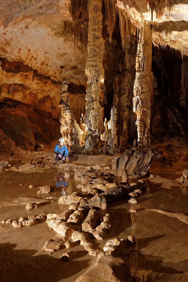 اعماق غار تاریک فرانسوی