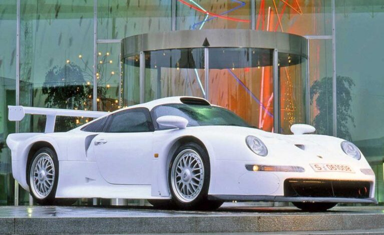 پشت فرمان پورشه 911 GT1 مدل 1997